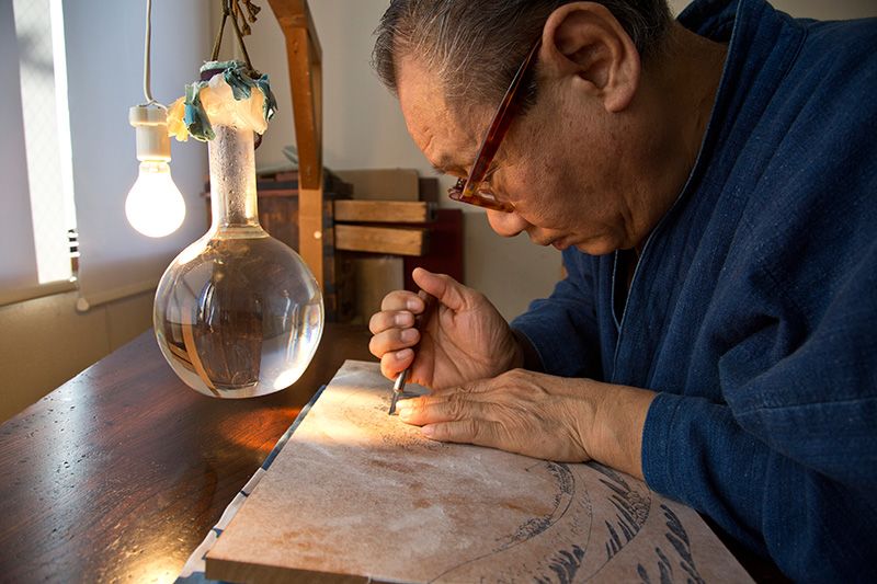 El grabador Niinomi Morichika, de 69 años.